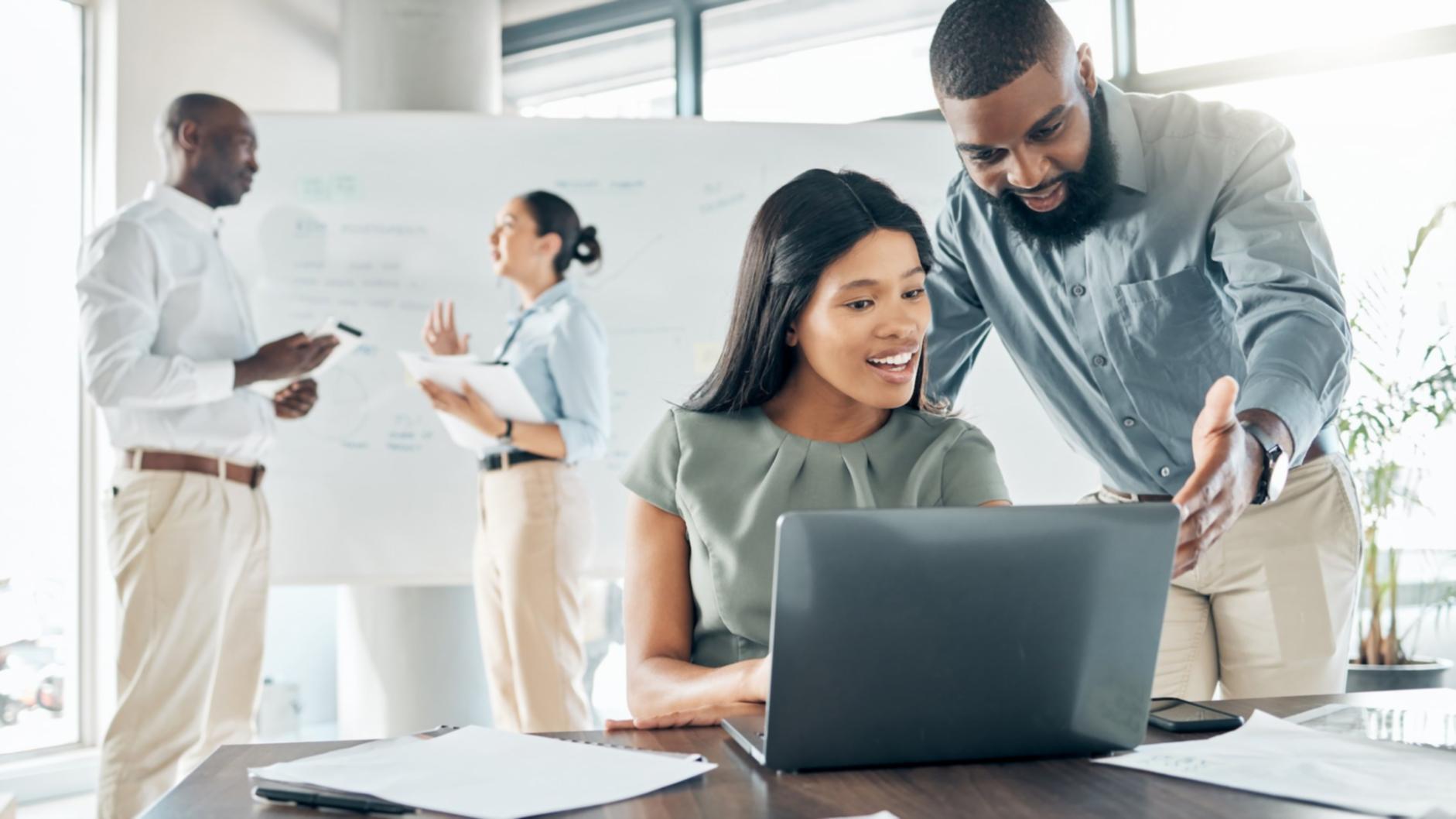 Φοιτητές που μελετούν οικονομικά σχέδια και έγγραφα