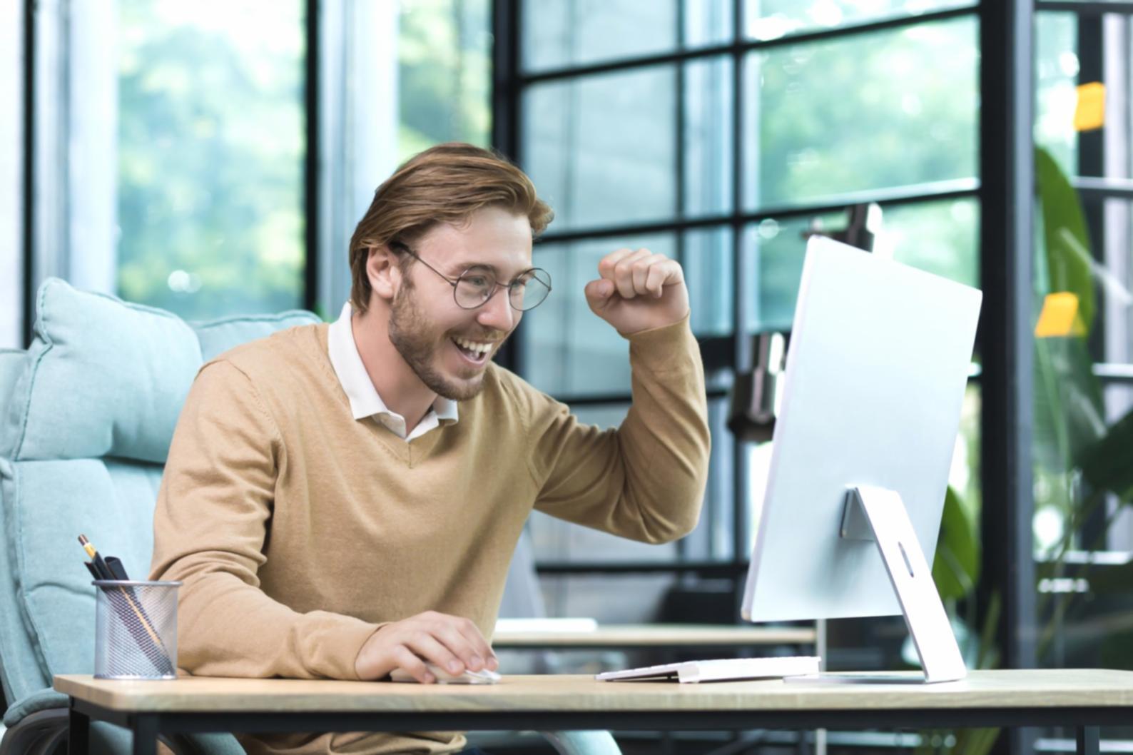 Διεθνής φοιτητής που οργανώνει τα οικονομικά του έγγραφα